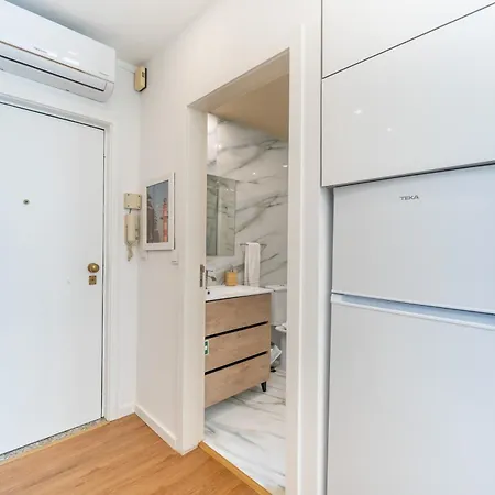 Window To By Amber Star Rent Apartment